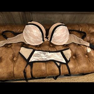 Gilligan O’ Malley bra and garter set
